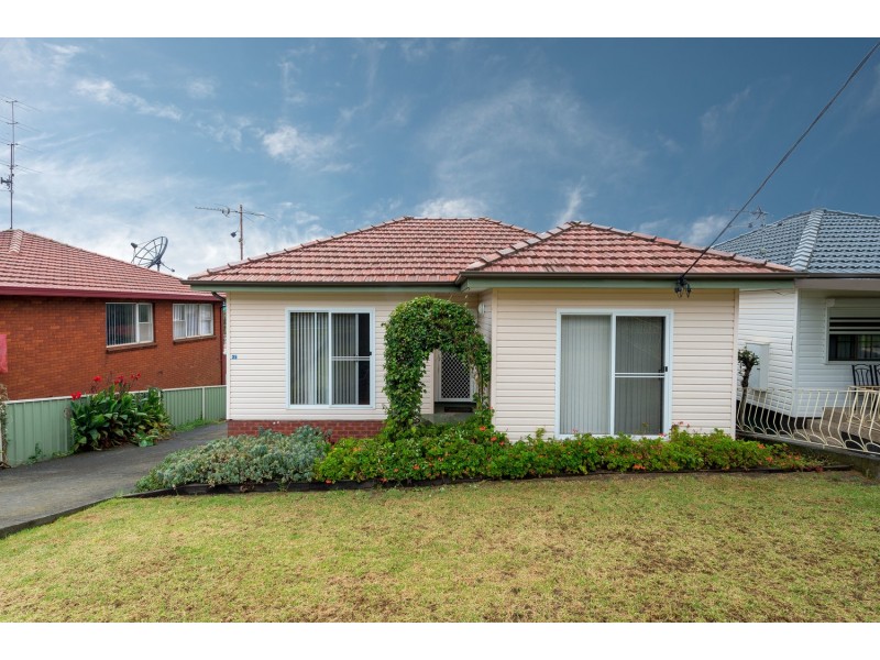 35 Lake Avenue, Cringila NSW 2502
