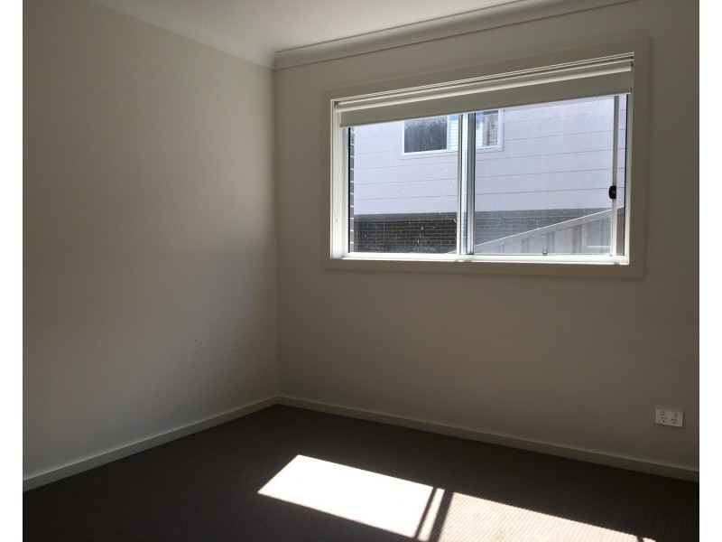 2/164 Shearwater Drive, Lake Heights NSW 2502