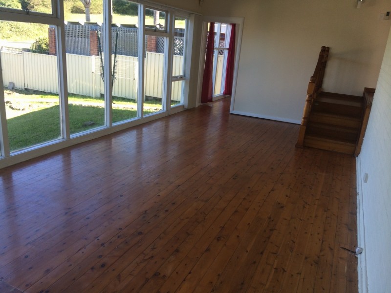 137  Northcliffe Drive, Lake Heights NSW 2502