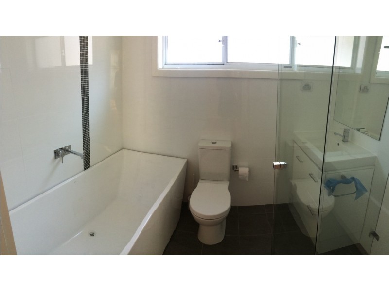 137  Northcliffe Drive, Lake Heights NSW 2502