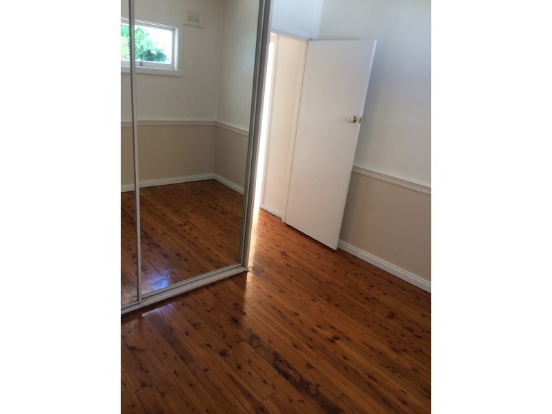 137  Northcliffe Drive, Lake Heights NSW 2502