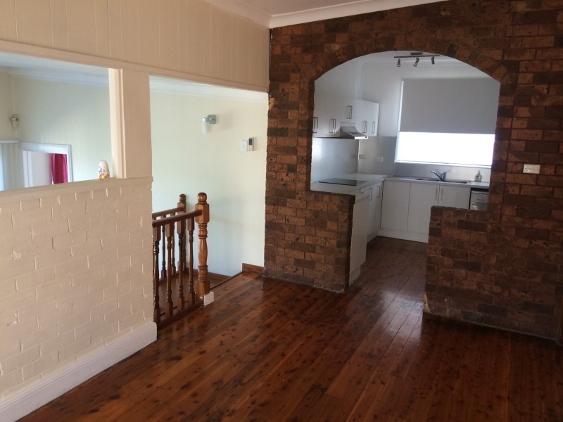 137  Northcliffe Drive, Lake Heights NSW 2502
