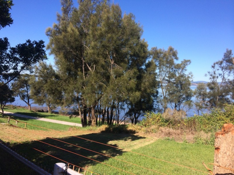 137  Northcliffe Drive, Lake Heights NSW 2502