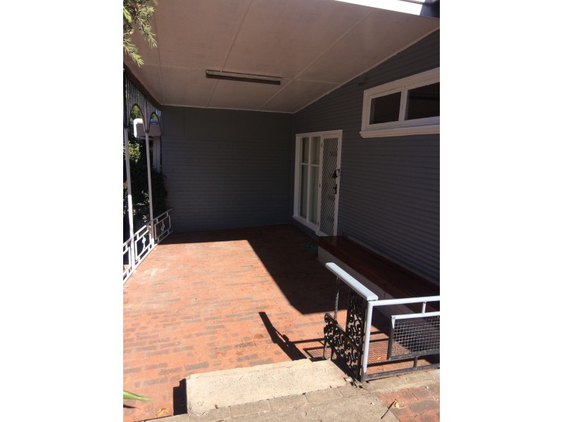137  Northcliffe Drive, Lake Heights NSW 2502