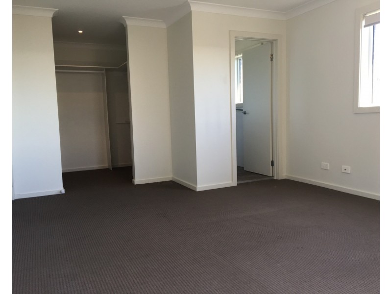 2/164 Shearwater Drive, Lake Heights NSW 2502