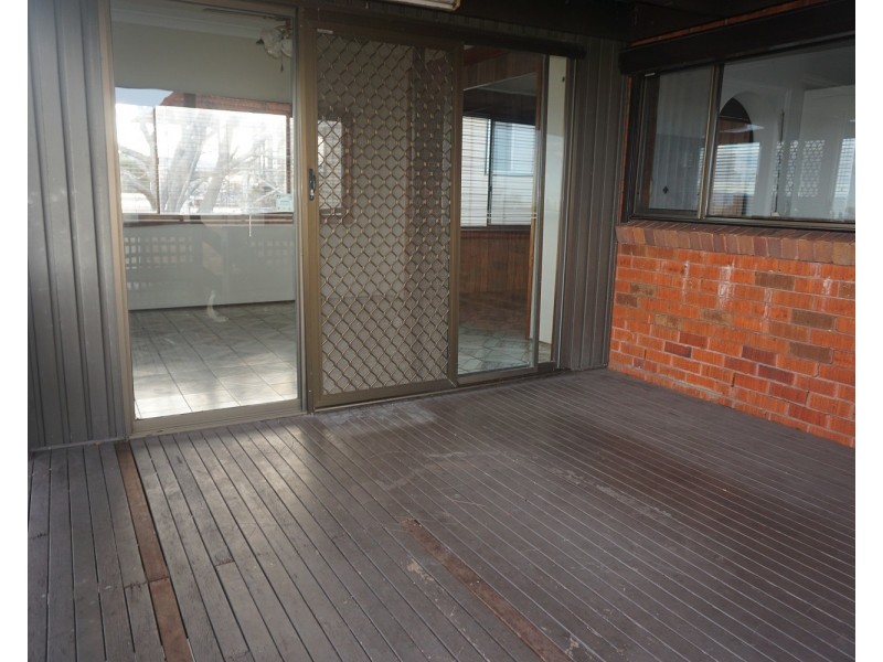 27 Northcliffe Drive, Lake Heights NSW 2502