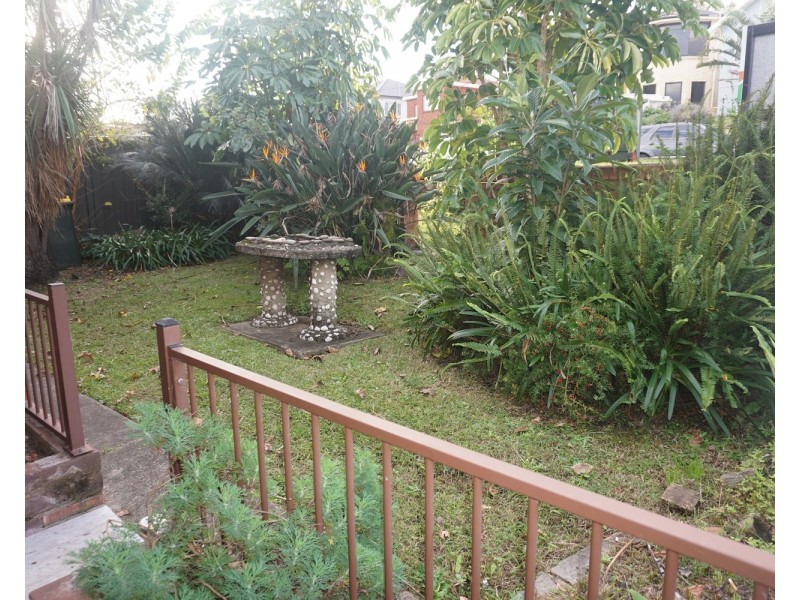 27 Northcliffe Drive, Lake Heights NSW 2502