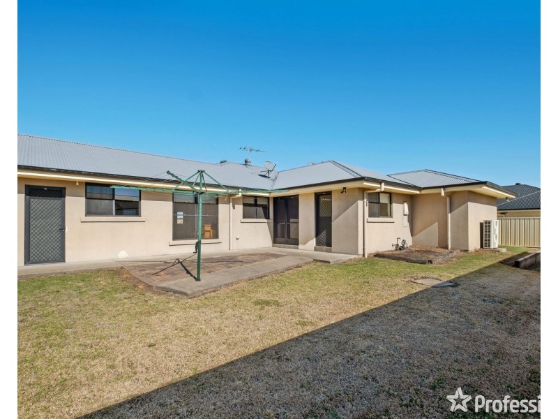 1 & 2/1 Alexander Close, Aberdeen NSW 2336