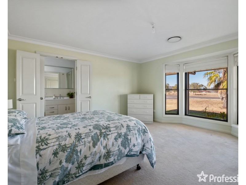 1 & 2/1 Alexander Close, Aberdeen NSW 2336