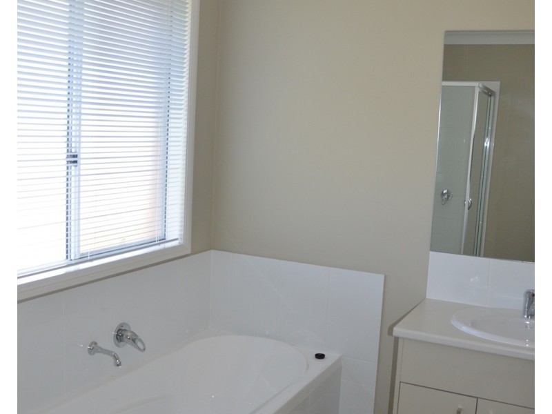 2/2 Chivers Circuit, Muswellbrook NSW 2333