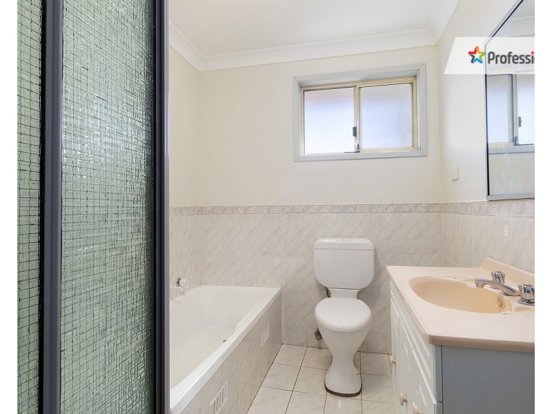 1/52 Kendall Drive, Casula NSW 2170