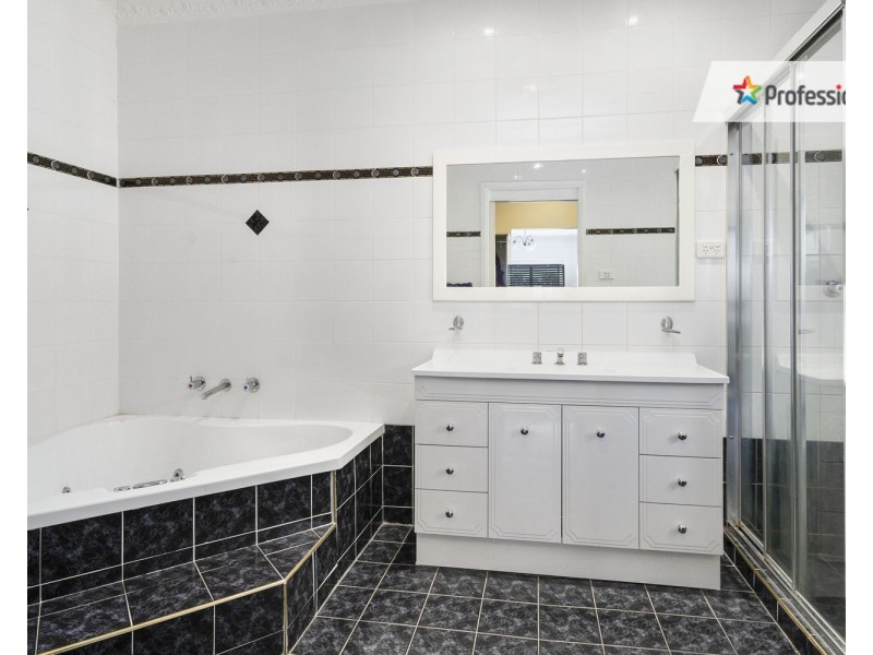 30 Chrysanthemum Avenue, Lurnea NSW 2170
