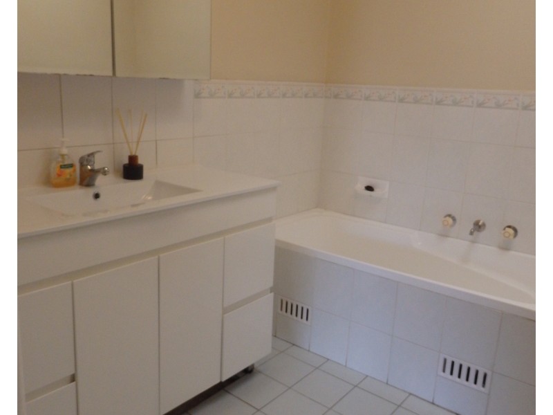 1/182-184 Leacocks Lane, Casula NSW 2170