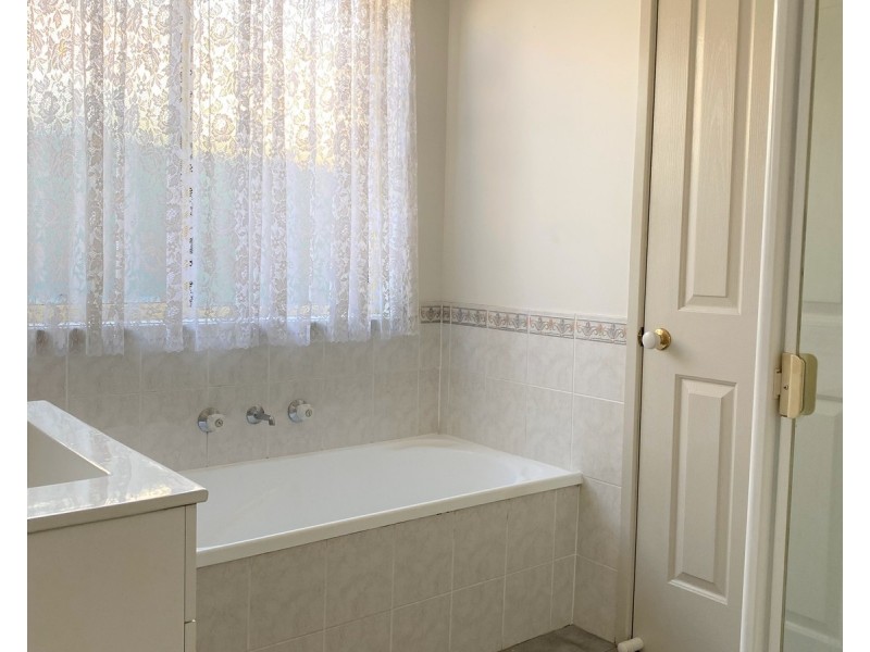 17 Erin Place, Casula NSW 2170