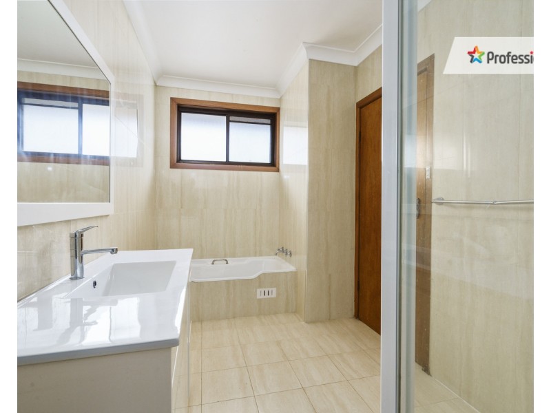 15 Biloolo Road, Green Valley NSW 2168