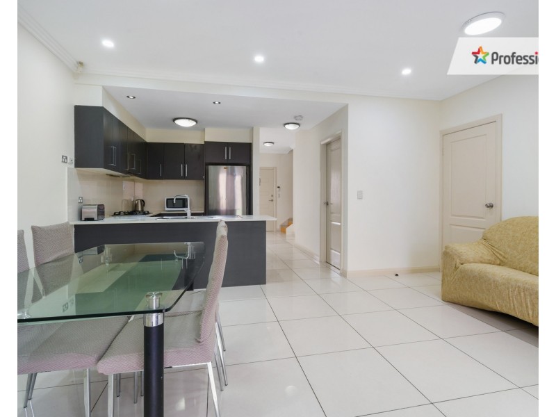 2/18 Holland Crescent, Casula NSW 2170