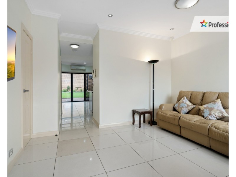 2/18 Holland Crescent, Casula NSW 2170