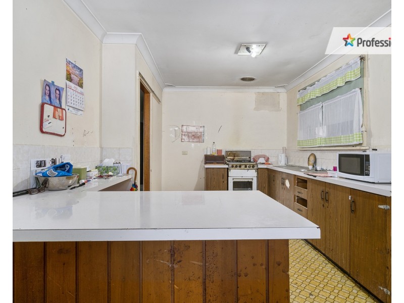 27 Phoenix Crescent, Casula NSW 2170