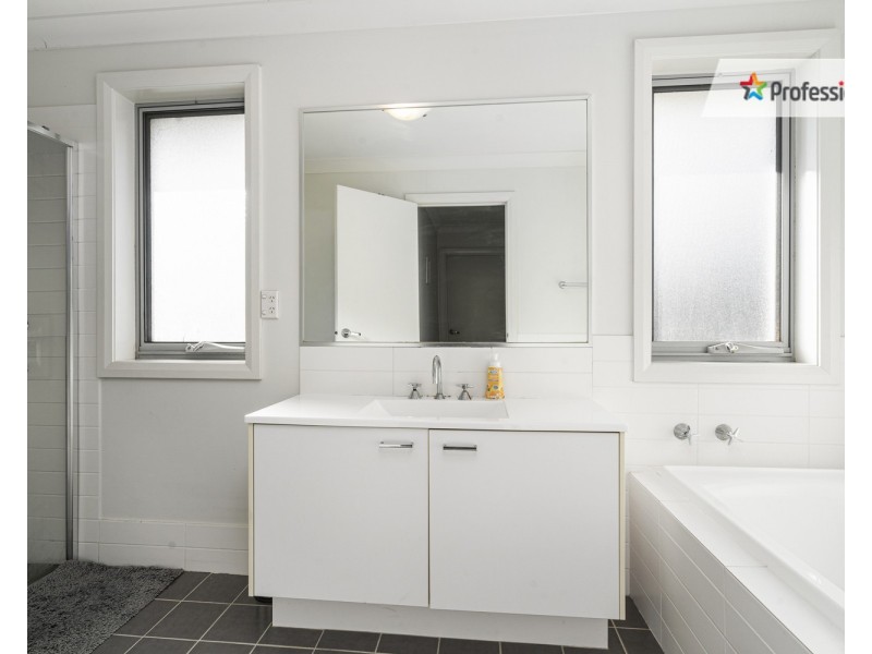 33 Atlantic Boulevard, Glenfield NSW 2167