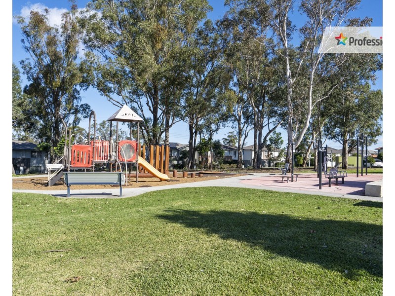 33 Atlantic Boulevard, Glenfield NSW 2167