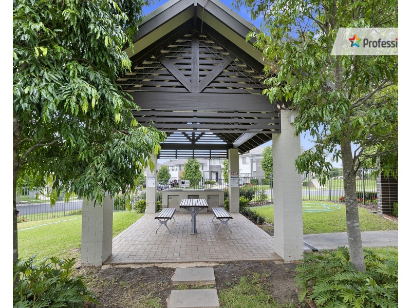 33 Atlantic Boulevard, Glenfield NSW 2167