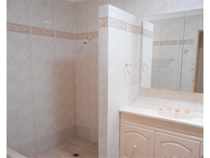 8 Grose Avenue, Lurnea NSW 2170