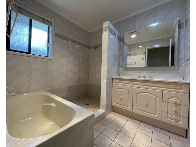 8 Grose Avenue, Lurnea NSW 2170