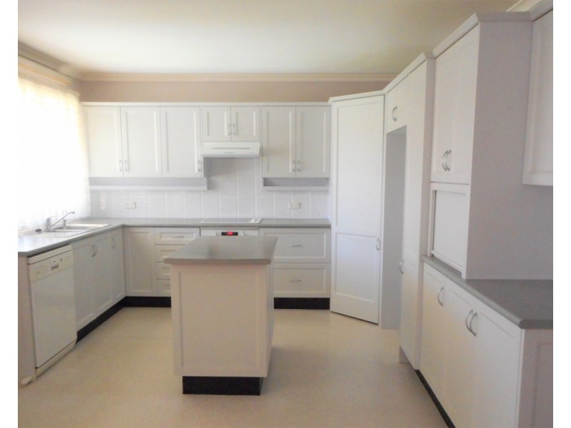 8 Grose Avenue, Lurnea NSW 2170