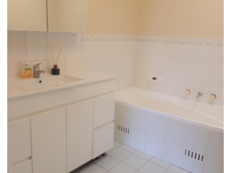 1/182-184 Leacocks Lane, Casula NSW 2170