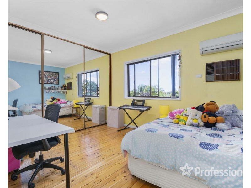 32 Phoenix Crescent, Casula NSW 2170