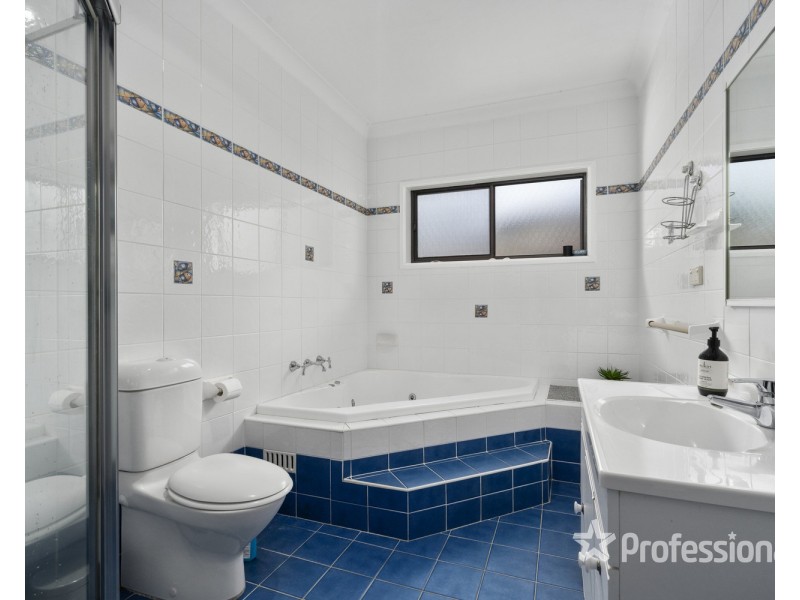 32 Phoenix Crescent, Casula NSW 2170