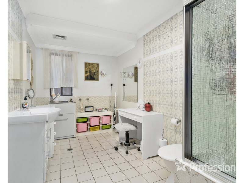 32 Phoenix Crescent, Casula NSW 2170