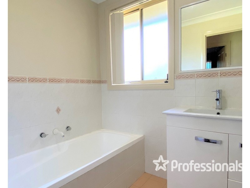 1 Yarra Place, Prestons NSW 2170