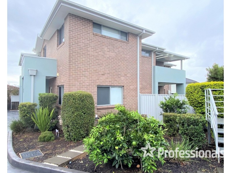 2/32 Northampton Drive, Glenfield NSW 2167