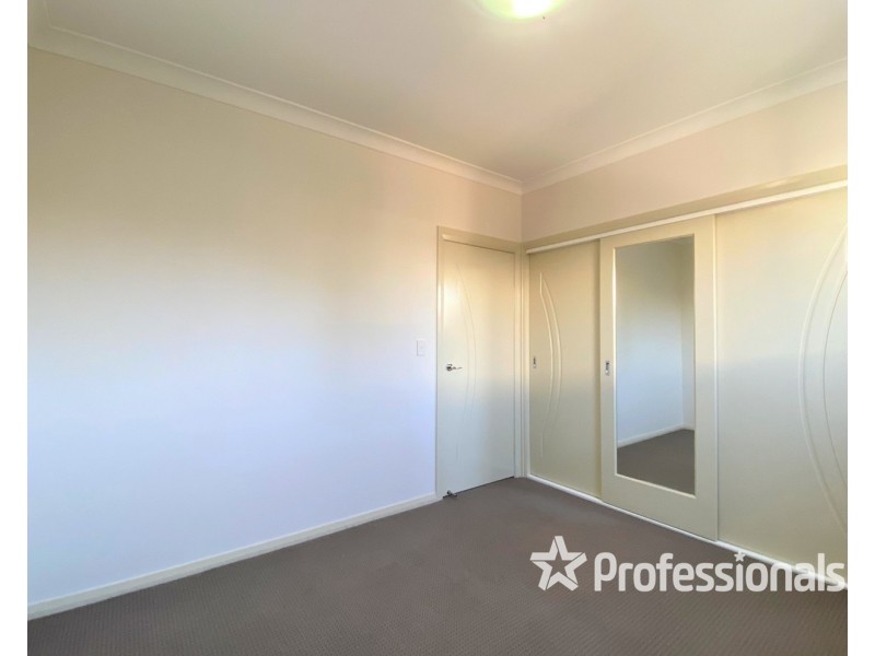 2/32 Northampton Drive, Glenfield NSW 2167