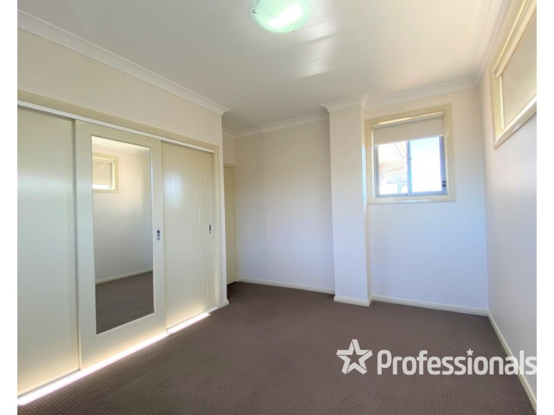 2/32 Northampton Drive, Glenfield NSW 2167