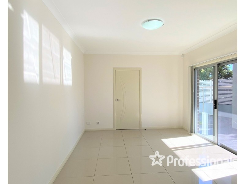 2/32 Northampton Drive, Glenfield NSW 2167