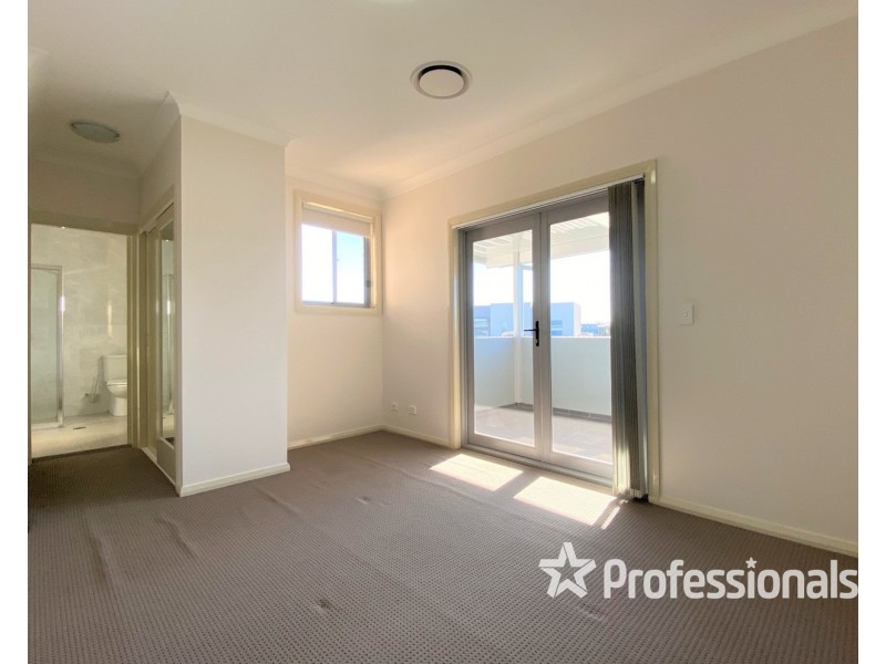 2/32 Northampton Drive, Glenfield NSW 2167
