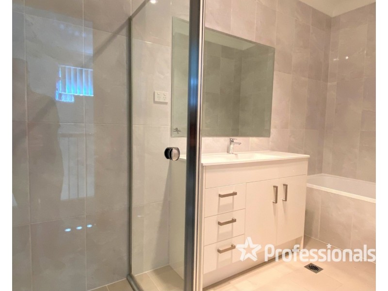 2/32 Northampton Drive, Glenfield NSW 2167