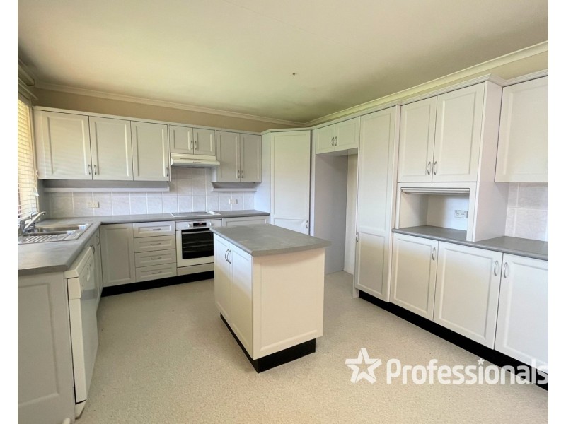 8 Grose Avenue, Lurnea NSW 2170