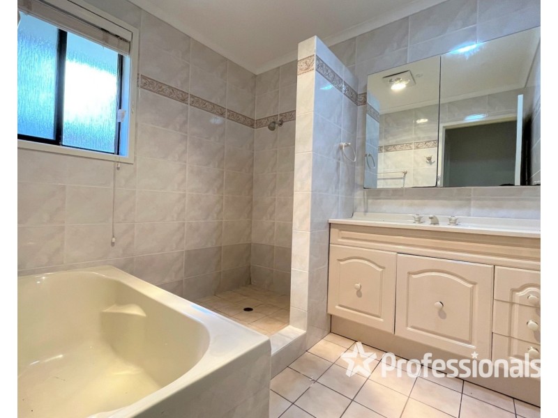 8 Grose Avenue, Lurnea NSW 2170