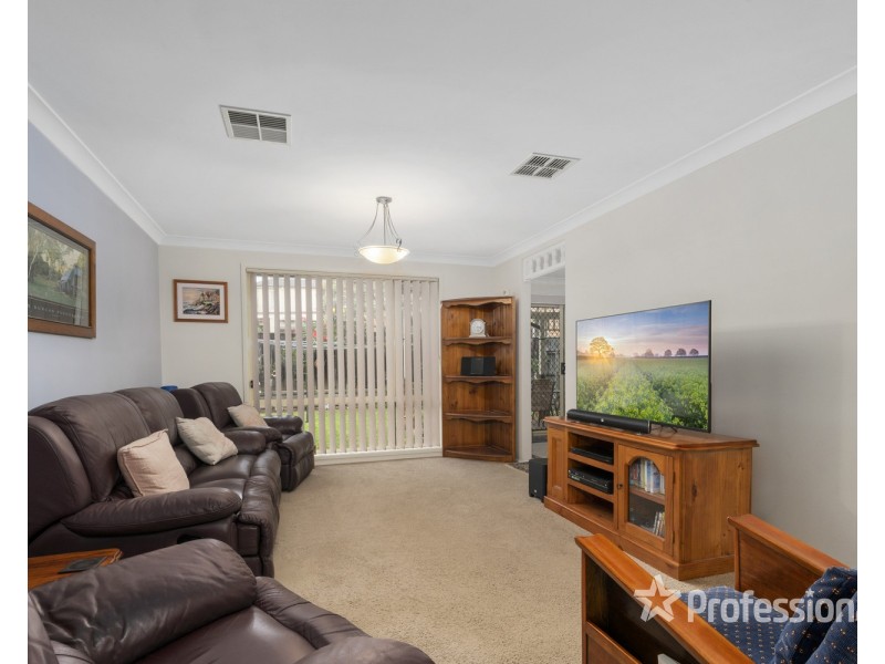 4 Magnolia Close, Casula NSW 2170