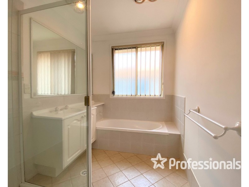 4 Magnolia Close, Casula NSW 2170