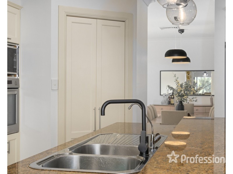 6 Cleary Place, Casula NSW 2170