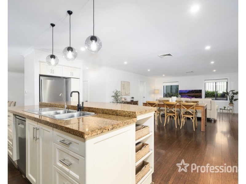 6 Cleary Place, Casula NSW 2170