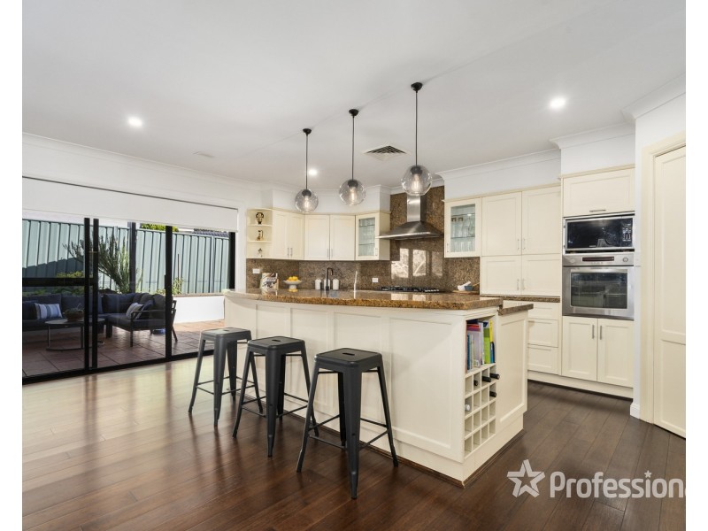 6 Cleary Place, Casula NSW 2170