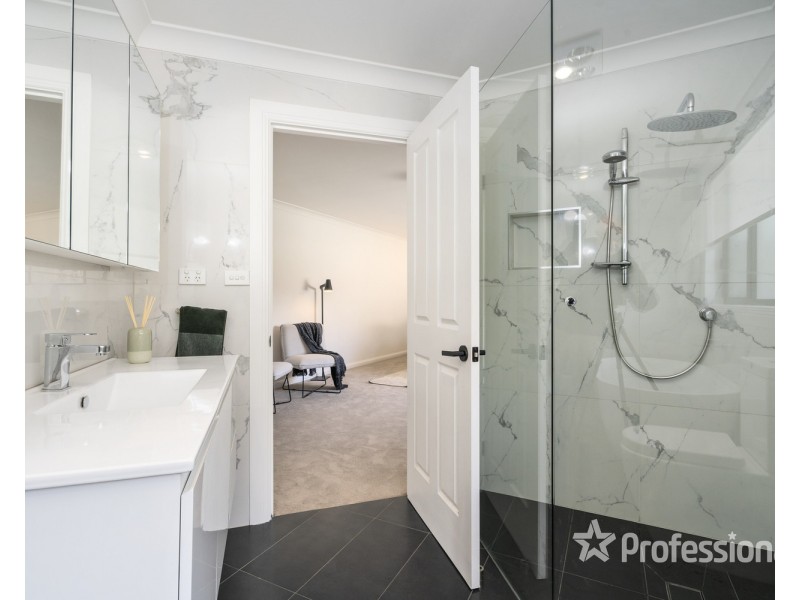 6 Cleary Place, Casula NSW 2170