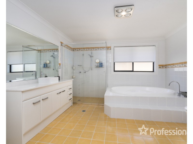 6 Cleary Place, Casula NSW 2170