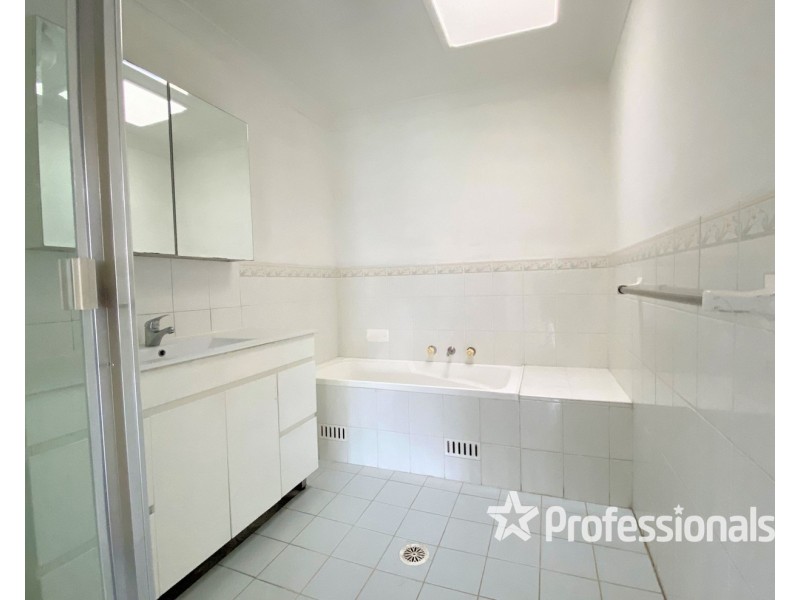 1/182-184 Leacocks Lane, Casula NSW 2170