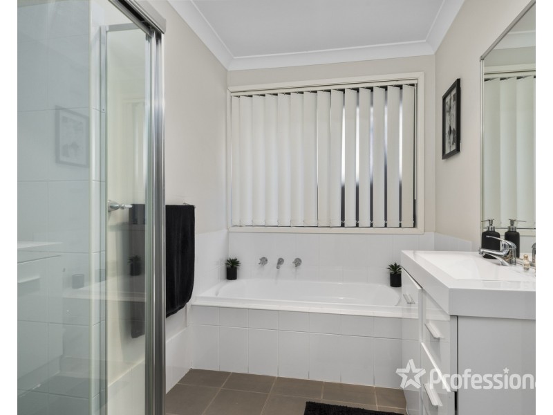 25 Robey Avenue, Middleton Grange NSW 2171